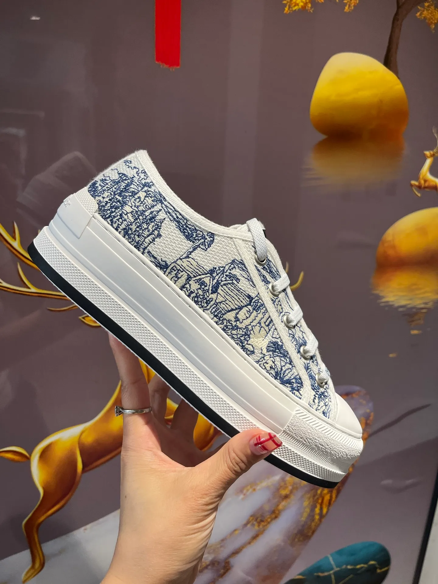 👟👟Ex-factory price 520👟👟 Walk‘n’Dior embroidered mid-top casual shoes are new in 2025. On the fashion stage, Dior embroidered shoes are the well-deserved protagonist. Delicate stitching is used on the upper, every stitch is devoted to the craftsman's efforts, and every thread is woven with artistic poetry. From complex floral patterns to smart geometric textures, embroidery is like the magic that gives shoes life, allowing them to show dynamic beauty even in static conditions.   Wearing Dior embroidered shoes feels like stepping into a dream world full of art. It is not only a pair of shoes, but also a walking piece of art that perfectly integrates fashion and culture. Whether you are strolling on the bustling city streets or attending important social occasions, Dior embroidered shoes can add unique charm to your style and become the focus of everyone's attention.   Choosing Dior embroidered shoes means choosing a persistent pursuit of quality and a unique understanding of fashion. Let it accompany you through every wonderful moment and leave your own fashion mark.  Material: Sheepskin lining, feet, silk cowhide, size 35-41, heel height 5cm